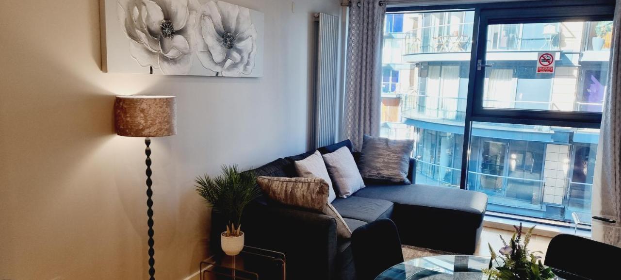 Luxury Waterside Apartment Canary Wharf London Exteriör bild